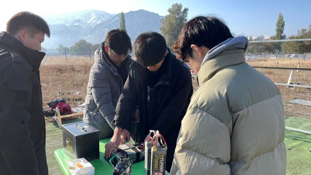 以前飞无人机叫玩，在保华润天新疆无人机培训学完那叫专业