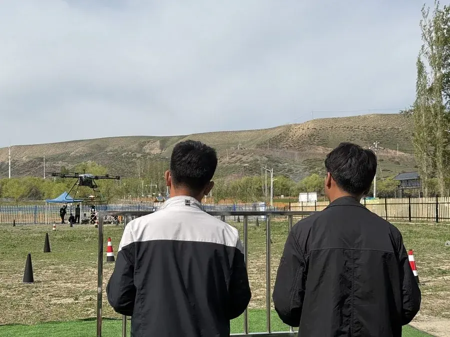 无人机培训教师户外实操带训现场