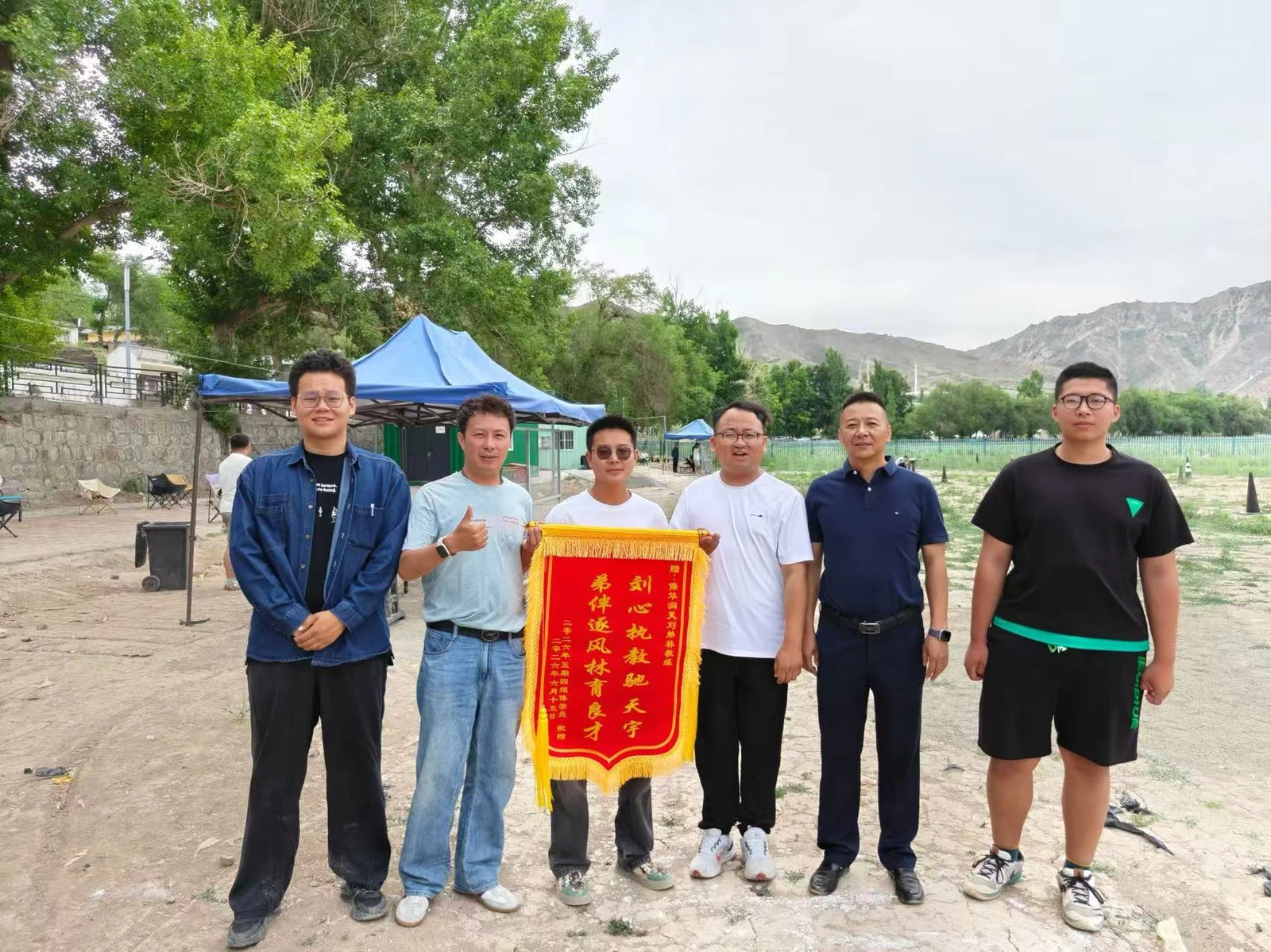 刘弟林学员锦旗合影一
