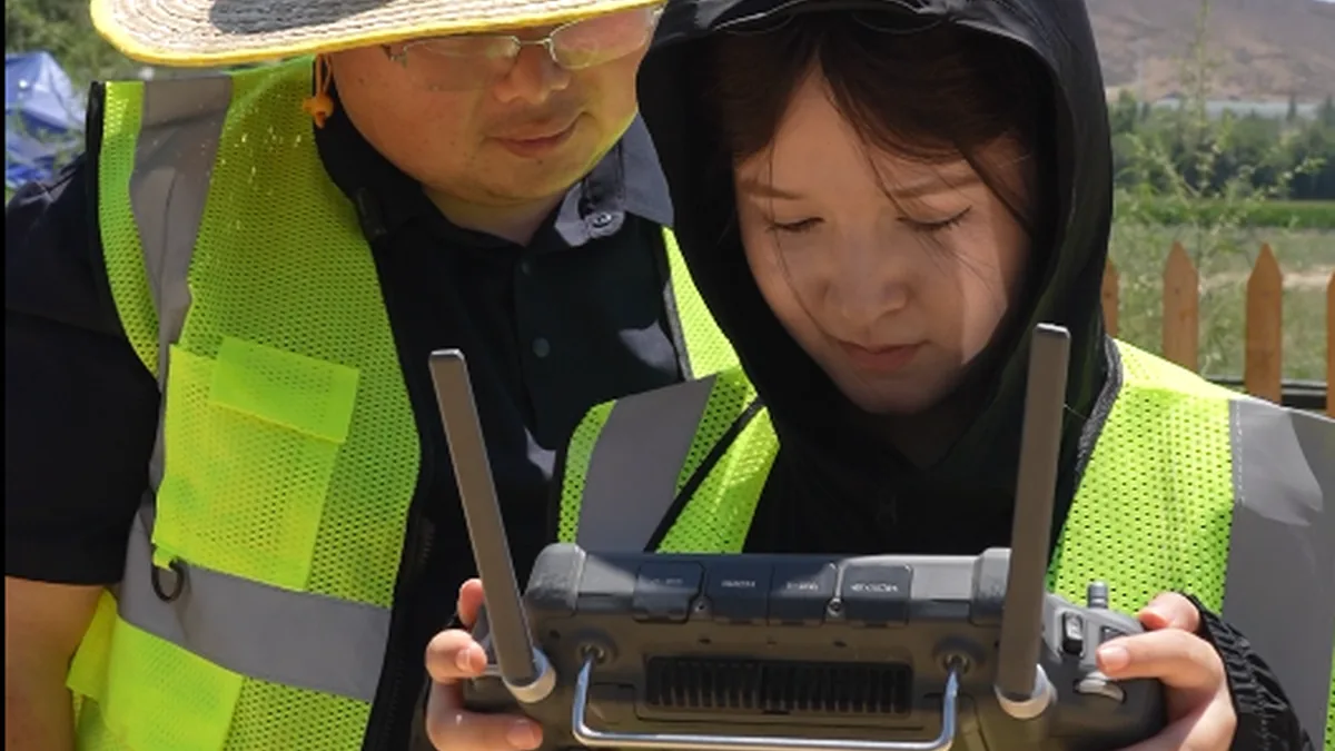 新疆学员进行无人机航测遥控器操作练习